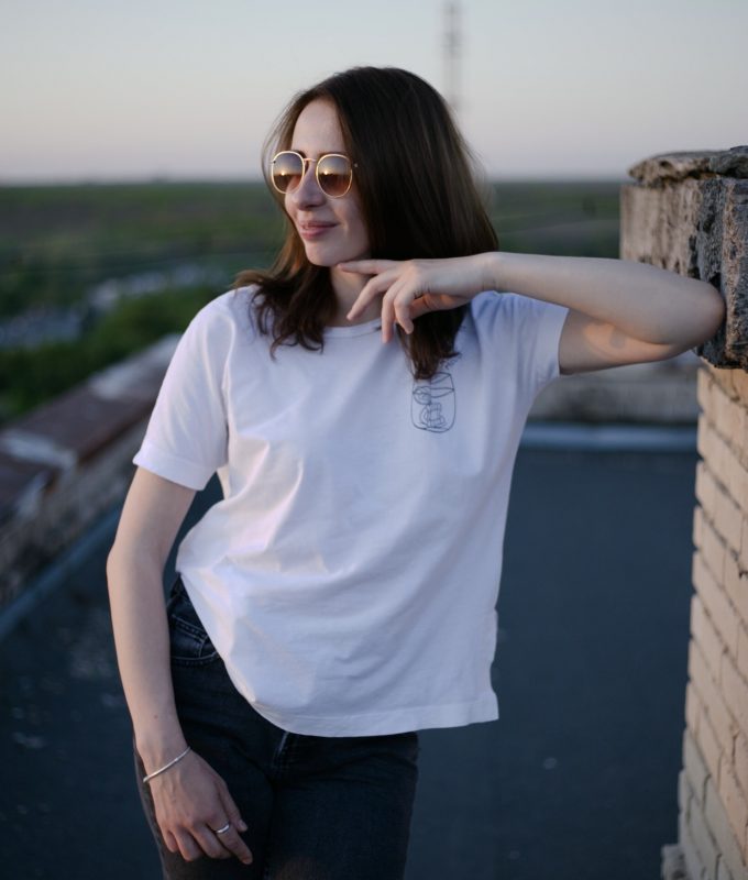 portrait-of-a-young-woman-on-the-roof-of-the-building.jpg