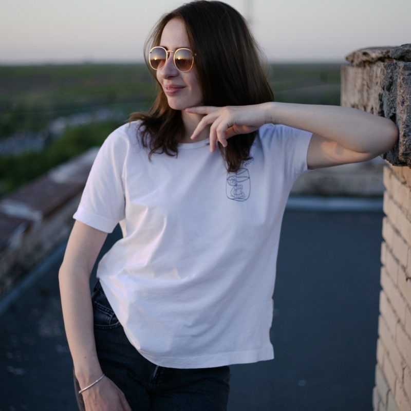 portrait-of-a-young-woman-on-the-roof-of-the-building.jpg